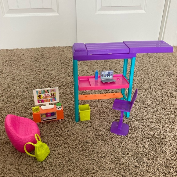 Barbie - Assorted Dolls and Accessories - Picture 4 of 7